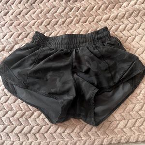 Lululemon hotty hot shorts 2.5”